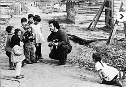 fe-felipe:  “Yo no canto por cantar, ni por tener buena voz, canto porque la guitarra tiene sentido y razón”. Le cortaron sus dedos y su lengua, y hasta la muerte gritó revolución. ¡Feliz cumpleaños 80, Víctor Jara!