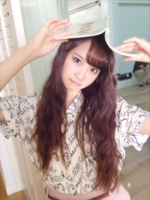 34nancha:  （まりや） 海わー海だー海にいるわけじゃなくて海がみえるだけなのにはしゃいでる自分＼(^o^)／新しい町にきたみたいだ。なんて言うんだろ今の気持ちはジブリでいう貨物列車に乗ってオレンジ、青、緑色んな住宅街に来たみたいな！笑私の知らない世界そしてそこに待っているものとは…ってよくあーるやつ（笑）ってかいつからわーって使うようになったんだ…反応するとすぐわーっていっちゃう一緒にいるとうつるっていうもんね？レモンちゃん。NGO