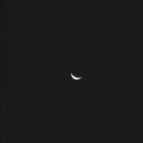 mirroir:Saturn’s moon Rhea is in the centre of the frame, as two moons move past it.  Mimas is the (