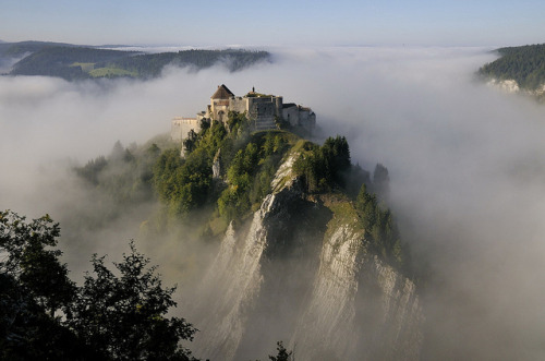 Morning mist at Fort de Joux, Jura Mountains, France (by Alain ♥).