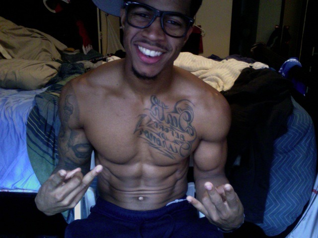 manuponman:  sexy brotha with a cute-ass smile undercoverbrotha:  avisionarysvision: