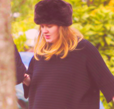 ourqueenadeleadkins:  agora toda vez que encontro fotos do Simon com a Adele,ele