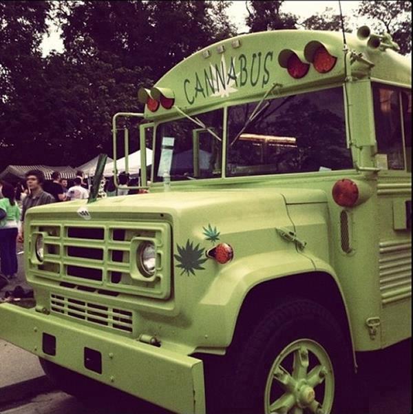 blondesandblunts:  stayb1azed:  why can’t this be what takes me to school  I am