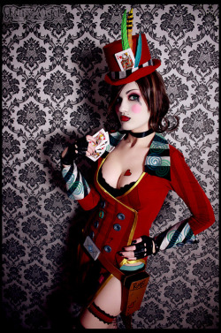 jaxtheripper13:  soviethybrid:  Mad Moxxi Cosplay. Amazing job.  holy crap she is beautiful . 