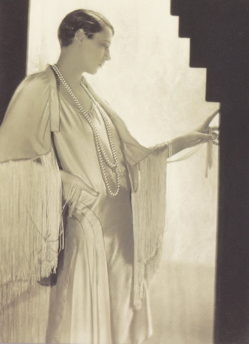 fantomas-en-cavale:  Manteau Prince Igor et robe Reflet Bleu par Lucien Lelong. Photo par Egidio Scaioni, 1927. 