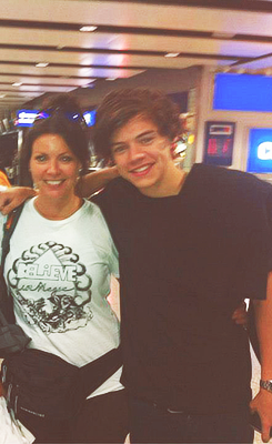 infinyunicornio:   Harry and Anne in London today  mi suegra ñlkjhgfdsdfghjkñ.