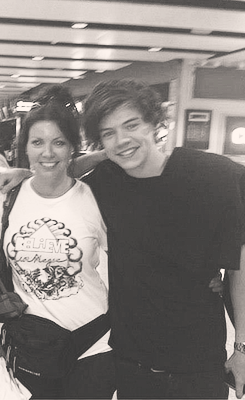 infinyunicornio:   Harry and Anne in London today  mi suegra ñlkjhgfdsdfghjkñ.