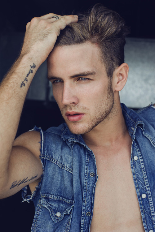 hunkopedia:  Follow Hunk’o’pedia for more hot guys!