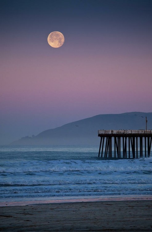 rejoiceful:  Full moon over Pismo Beach, California 