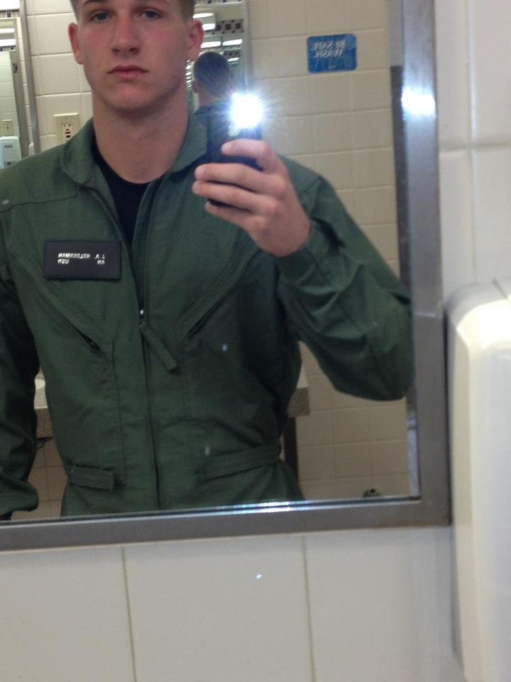 solidmilitarystuds:  guess this is navy night…here ya go hes a flyboy and a studboy…loves