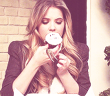 iwasteenwolfes:  Hanna Marin + food 