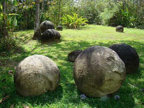 Mysterious pre-columbian stone spheres in southern Costa Rica (by Anita363).