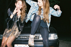 teen-insomnia:  hippiesispunkz:  ..  grunge/soft grunge blog  ✞