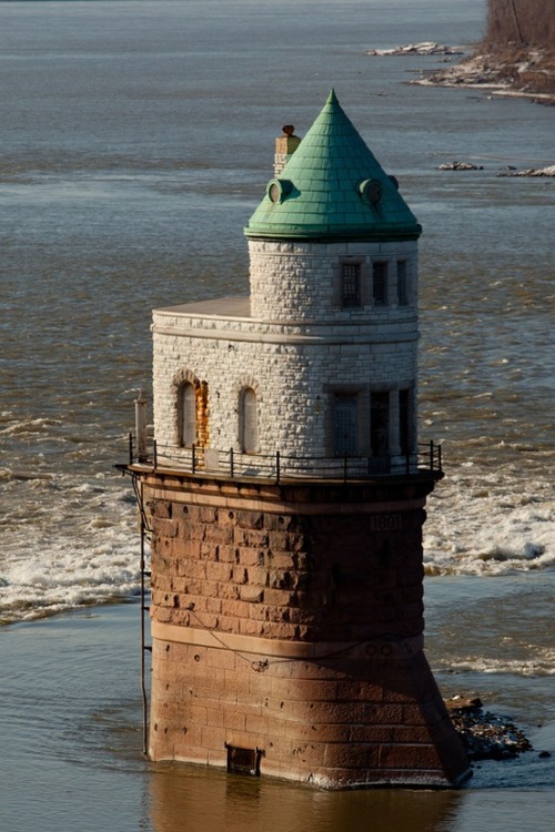 1lifeinspired:  Chain of Rocks Castle 