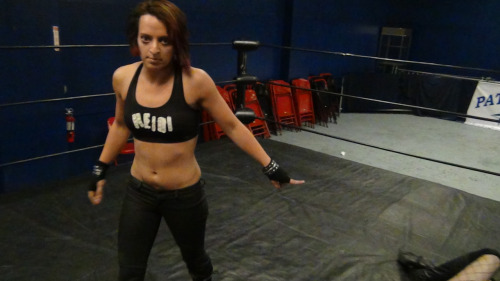 Heidi Lovelace vs Taeler Hendrix :: nefemalewrestling.com