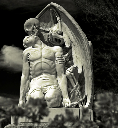 derwiduhudar:Located at Barcelona’s Poblenou Cemetery, this magnificent sculpture, titled Kiss of De