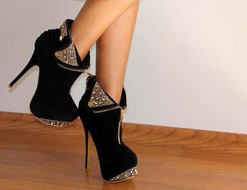 minxspice:blackbulls-whitegirls-bliss:OMG I’m in love! Look at those sexy stiletto ankle boots. Sooo