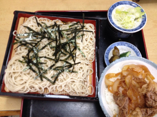 ざるそばと牛丼のセット by toyohara on Flickr.