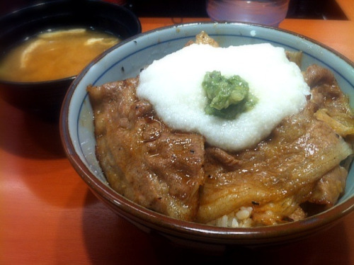 山かけ焼き牛丼。安いよね。 by hirotomo on Flickr.