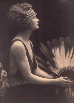 lostsplendor:   Feather Profile, c. 1920s