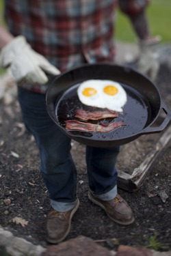 clubmonaco:  Bacon and eggs always taste better in the woods.