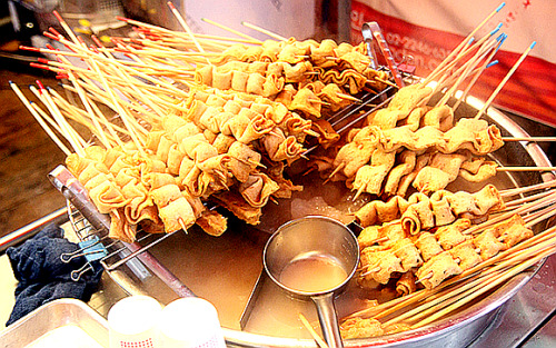 southkoreanfood:  South Korean STREET FOOD: Just a few of the huge selection of street food in South Korea. 떡뽁이 DDUKBBOKI (savory, spicy rice cakes), 오댕 ODENG (fish cakes in yummy broth), 튀김 TWEEGIM (Fried foods like shrimp, squid, dumplings,