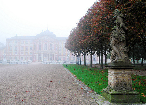 dekade-dekadenz:  Schloss Bruchsal mit dem Schlossgarten im ersten Herbstnebel Morgens