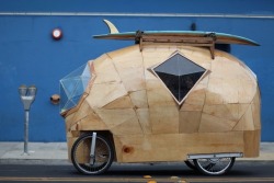 rcruzniemiec:  The Golden Gate  Jay Nelson, a San Francisco-based artist, created this electric camper bike – nicknamedThe Golden Gate. The vehicle can drive 10 miles on a charge and goes up to 20 mph. The interior has a kitchen with sink, stove, cooler,
