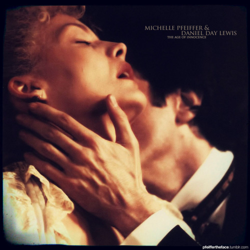pfeiffertheface:   “In a world of tradition. In an age of innocence.They dared to break the rules.”Michelle Pfeiffer & Daniel Day Lewis in THE AGE OF INNOCENCE (1993)   Akurat w tym filmie nie do końca o to chodzi, ale niech tam. Jego. Ręce.