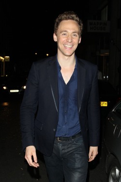 torrilla:  Some candid photos of Tom Hiddleston