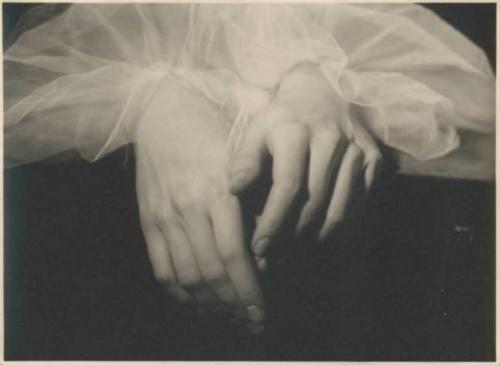 auroses: Female hands by Emilio Sommariva, 1935