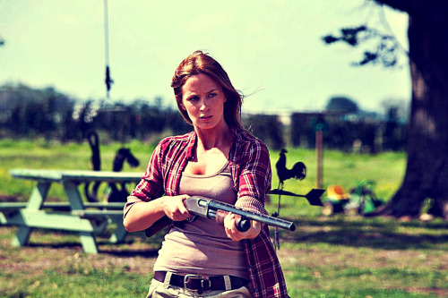 gunsandposes:  Emily Blunt in Rian Johnson’s Looper (2012) 