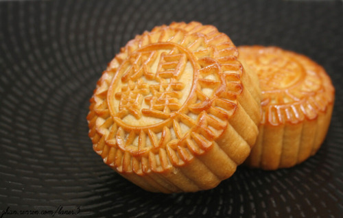 akoaykayumanggi:crossedwires:riced0ll:happy mid-autumn festival!starbucks makes mooncakes? am i seei