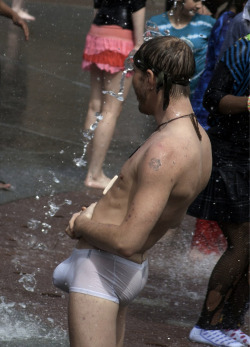 forbiddensights:  Wet bulge! 