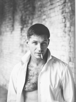 sn122wsnt122mailliecom:  Tom Hardy is a smokin hot piece of ass 