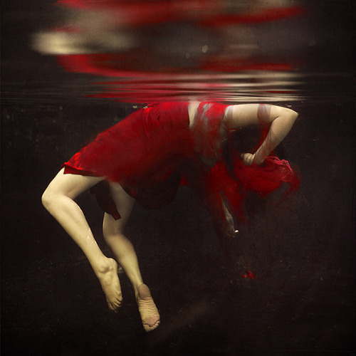 showslow:Underwater photography by Brooke Shaden.