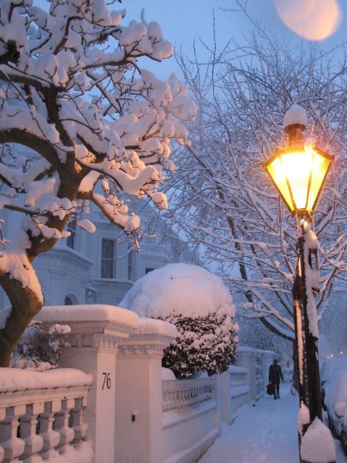 savagedamsel:bluepueblo:Snowy Night, London, Englandphoto via ribbonsYOU CAN’T COMBINE MY TWO BIGGES