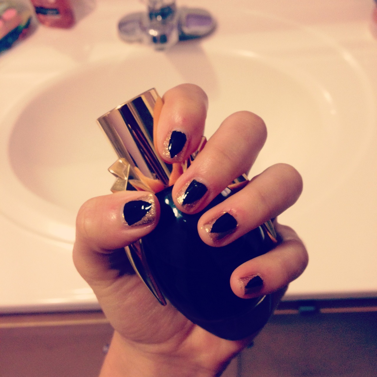 lattes-and-lipstick:  FAME inspired nails!