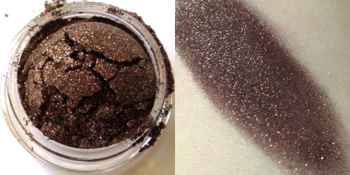 ladyhistory:onthesideoftheotters:iamahendrocks:This is an eyeshadow called Nic Cage Raking Leaves On