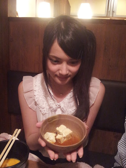 miroku48:  Ricchan’s G+:10:54 p.m.あんにんさんが豆腐を持っている。An’nin-san