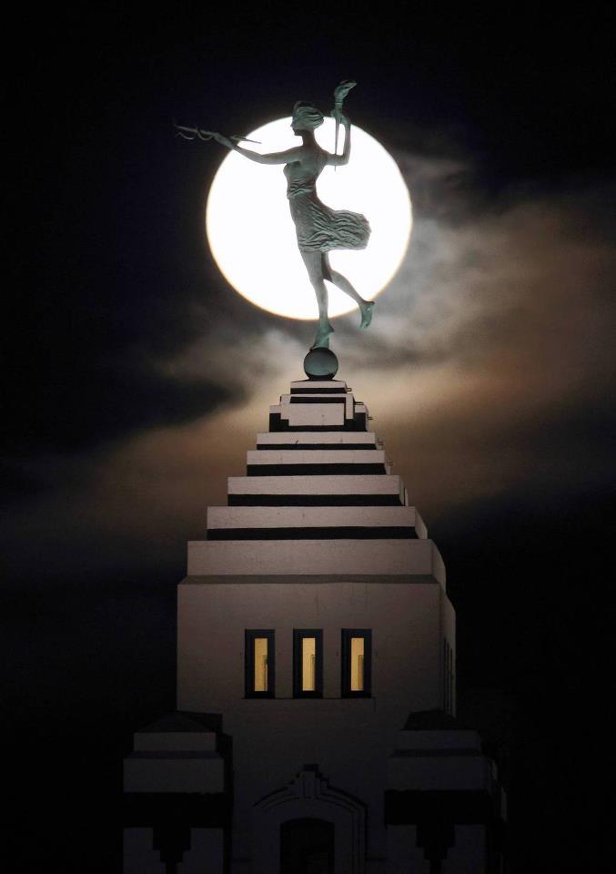 “The Spirit of Progress” sculpture silhouetted against last night’s Harvest Moon.
(Chris Walker, Chicago Tribune, Sept. 30, 2012)