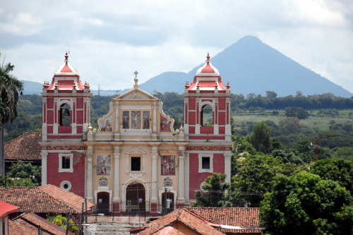 Iglesia El Calvario in León, Nicaragua (by mike.bulter).