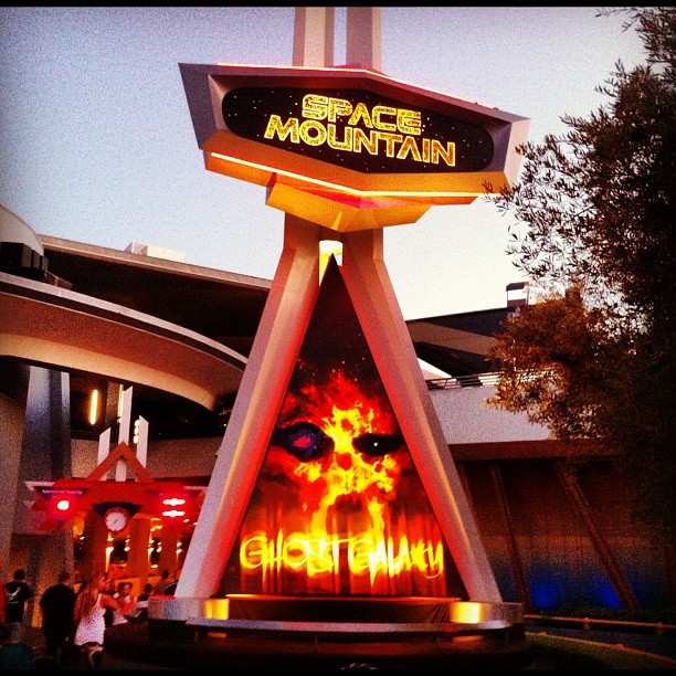 #disneyland #magicMountain #ghostGalaxy #halloween (Taken with Instagram at Space Mountain)