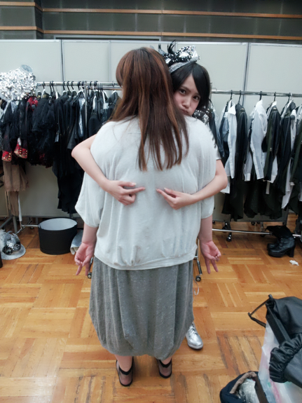 miroku48:  An’nin’s G+:6:27 p.m.手がまわせないよ〜(ﾉ△･｡)My hands