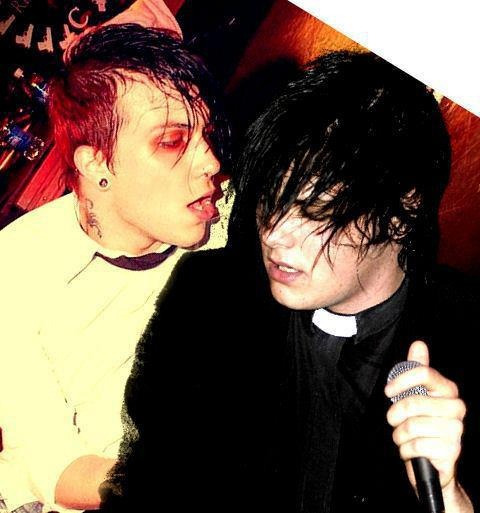 conventional-frerard:thank-you-for-the-cookies:Another Sweaty Frank & GeeI bet the only reason f