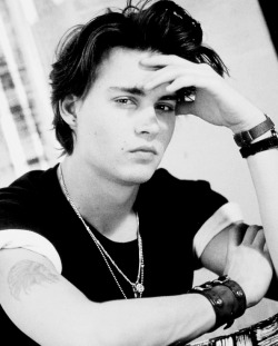 fuckyeahhjohnnydepp:  Young Johnny Depp