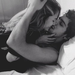 crazykissing:  sex / love / romance blog ♡