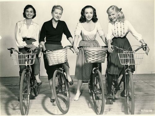 ridesabike:Jean Simmons, Joan Fontaine, Piper Laurie and Sandra Dee ride bikes. (And Sandra Dee trie