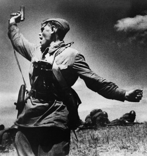 itsjohnsen:Battalion commander Alexei Yeremenko raises men to attack, 1942. Max AlpertThis picture w