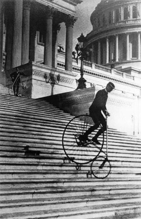 ithinkimacedacrane:  Man riding an American Star Bicycle down the steps of the US Capitol, 1885 via  Dzisiejsza jazda wyczynowa na rowerze jest dla cienkich bolków. Jazda wyczynowa na welocypedzie - to jest dopiero wyzwanie! 